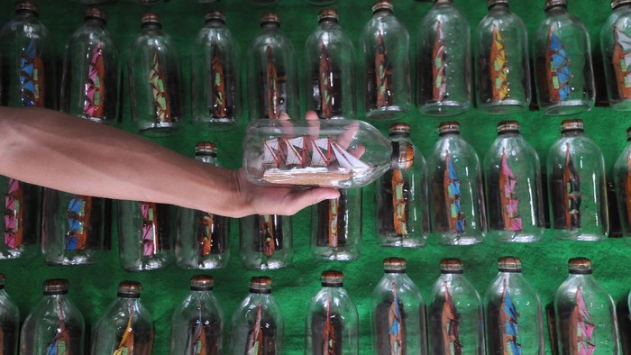KERAJINAN MINIATUR KAPAL DALAM BOTOL Perajin merakit bahan saat proses pembuatan miniatur kapal dalam botol di Klepu, Ceper, Klaten, Jawa Tengah, Sabtu (28/8/2021). Kerajinan tersebut dijual Rp6.000 hingga Rp50.000 tergantung ukuran botol dan tingkat kesulitannya untuk memenuhi permintaan pasar dalam negeri dan ekspor ke Amerika, Jepang dan Turki. ANTARA FOTO/Aloysius Jarot Nugroho/aww.