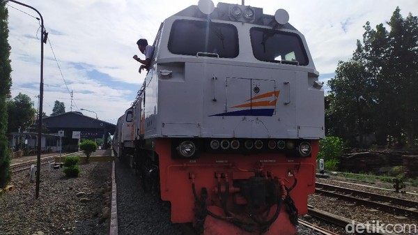Kereta Api Siliwangi relasi Cianjur-Sukabumi pernah mati suri. Namun sejak dihidupkan lagi pada tahun 2014, jalur kereta itu selalu diminati penumpang. Terutama, bagi mereka yang mau wisata sambil nostalgia. (Ismet Selamet/detikTravel)