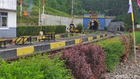 Tidak sedikit juga traveler yang naik kereta untuk berwisata dan bernostalgia sambil menikmati pemandangan selama perjalanan. Saat kereta api Siliwangi tak beroperasi gara-gara pandemi COVID-19, banyak warga yang menanyakan kapan kereta akan kembali beroperasi. (Ismet Selamet/detikTravel)