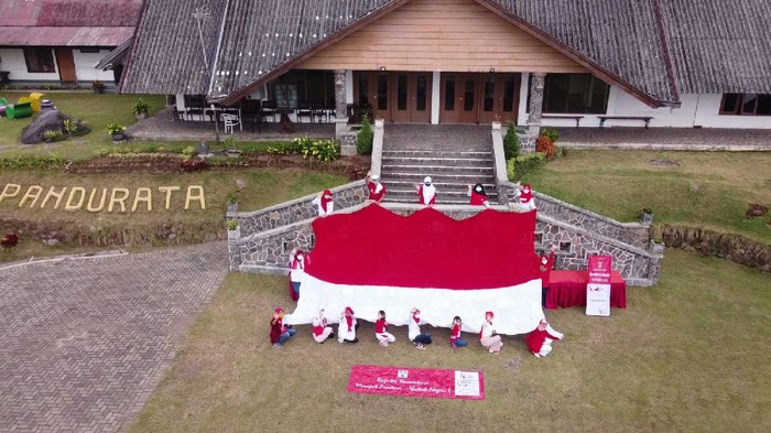 Komunitas Rajut Persembahkan Bendera Merah Putih Raksasa, Raih Rekor MURI