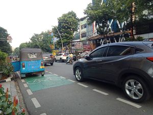 Parah! Jalur Sepeda di Jl Melawai Jaksel Malah Jadi Tempat Parkir Bajaj-Ojol