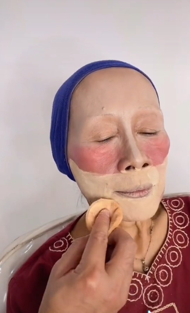 Di awal video, orang akan dibuat kaget karena Rangga memberikan produk makeup yang sangat tebal di wajah nenek. Seperti pulasan bedak yang sangat tebal. Foto: dok. TikTok/@ranggajuans