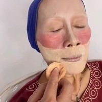 Di awal video, orang akan dibuat kaget karena Rangga memberikan produk makeup yang sangat tebal di wajah nenek. Seperti pulasan bedak yang sangat tebal. Foto: dok. TikTok/@ranggajuans
