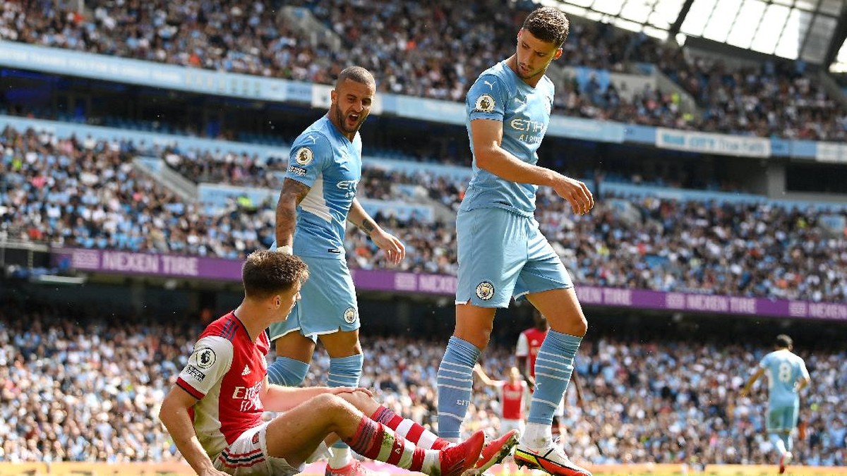 Bek Arsenal Kieran Tierney terjatuh di lapangan di pertandingan melawan Manchester City di Etihad Stadium, Manchester, Sabtu (28/8/2021). (Foto: Shaun Botterill/Getty Images)