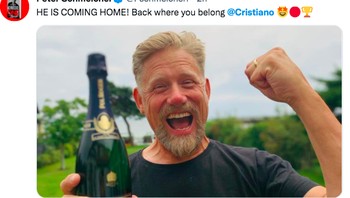 Peter Schmeichel tak dapat menyembunyikan rasa gembiranya. Dia balik ke rumah tulisnya. Foto: Twitter