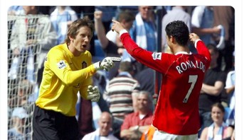 Edwin Van Der Sar pun masih merasa kembalinya Ronaldo seperti mimpi saja. Foto: Twitter