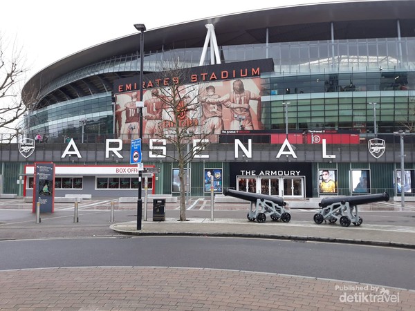 Dua buah meriam sebagai lambang tim The Gunners