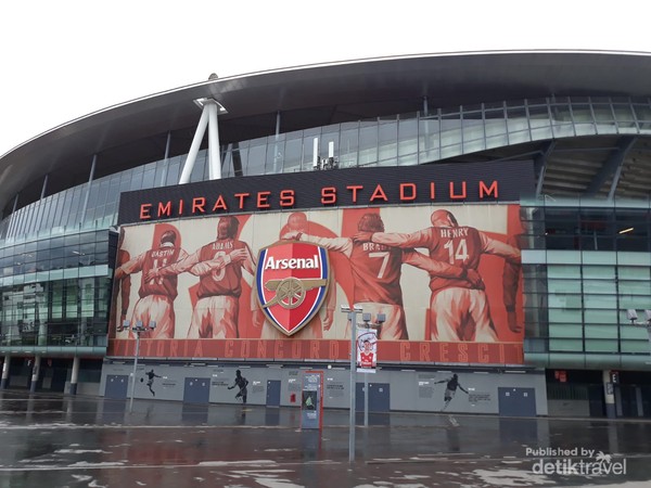 Emirates Stadium merupakan stadion yang terbesar ke empat di Inggris