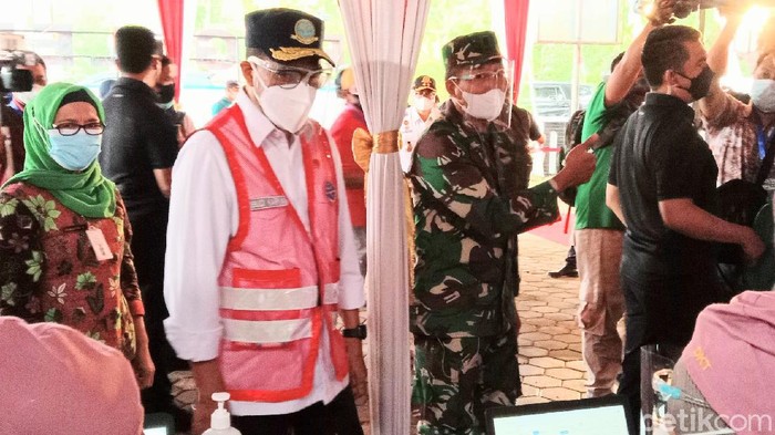 Menteri Perhubungan Budi Karya Sumadi meninjau vaksinasi di Purworejo.