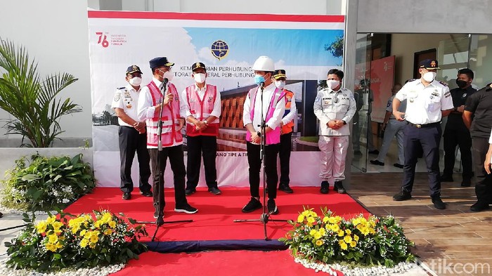 Menteri Perhubungan (Menhub) Budi Karya Sumadi didampingi Wali Kota Solo Gibran Rakabuming Raka saat meninjau revitalisasi terminal Tirtonadi, Solo, Sabtu (28/8/2021).