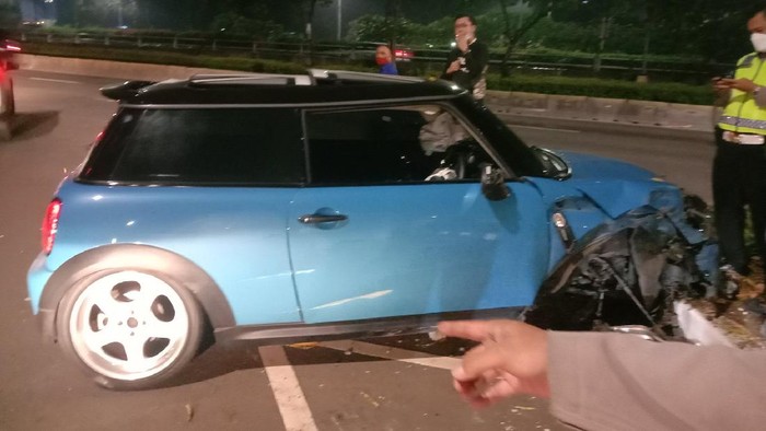 Mini Cooper kecelakaan di Senayan, Sabtu (28/8/2021) dini hari.