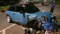 Kecelakaan Tengah Malam Di Senayan, Mini Cooper Ringsek-Ban Copot