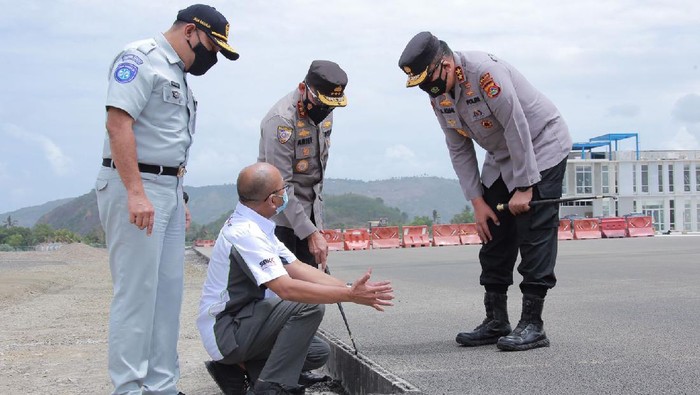 Momen Kabaharkam Polri Kunjungi Sirkuit Mandalika Kabarhakam Polri bersama Kapolda NTB dan ITDC terlihat menyambangi Sirkuit Mandalika. Dalam kunjungannya mereka mengecek ketebalan dan kualitas aspal.