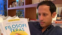 Nadiem Makarim juga mengatakan tentang dahsyatnya membaca buku. Baginya, tidak ada yang substitusi dari buku termasuk banyaknya media digital saat ini.  (Foto: Instagram @nadiemmakarim)