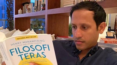 7 Potret Menteri Nadiem Akrab dengan Buku