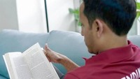 Sejak kecil Nadiem Makarim  dikenalkan dengan buku-buku yang menyenangkan dan menarik untuk dibaca oleh orang tuanya. (Foto: Instagram @nadiemmakarim)