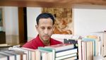 7 Potret Menteri Nadiem Akrab dengan Buku