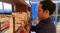Di momen Hari Buku Nasional, Nadiem Makarim bagi-bagi buku kepada warganet yang bisa memberikan jawaban yang menarik kenapa buku bisa mengubah pandangan dan kebiasaan seseorang. (Foto: Instagram @nadiemmakarim)