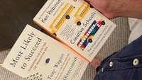 Nadiem memberikan dua rekomendasi buku yang cocok dibaca oleh guru, orang tua, atau siapapun yang tertarik dengan pendidikan. Detikers pilih yang mana? (Foto: Instagram @nadiemmakarim)