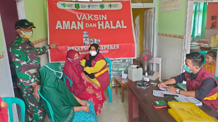 nakes saat melakukan aksinasi di pulau sakala sumenep