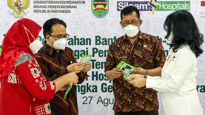 PT East West Seed Indonesia (EWINDO) menyalurkan 400 paket buah yang terdiri dari melon ALINA F1 dan semangka GARNIS F1 yang merupakan buah dengan nutrisi tinggi sebagai wujud dukungan EWINDO terhadap Gelar Buah Nusantara (GBN) ke-6 sekaligus dukungan kepada tenaga kesehatan yang merupakan garda terdepan dalam upaya melawan pandemi Covid-19.