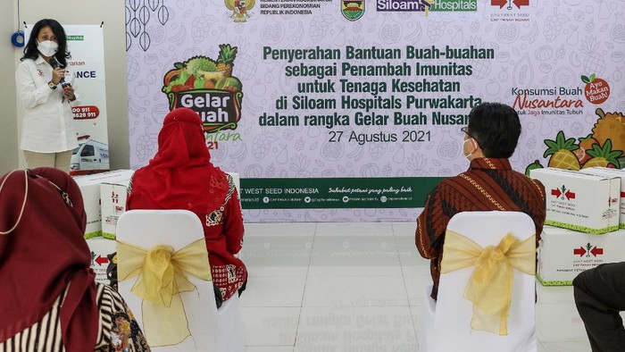 Paket Buah Untuk Tenaga Kesehatan PT East West Seed Indonesia (EWINDO) menyalurkan 400 paket buah yang terdiri dari melon ALINA F1 dan semangka GARNIS F1 yang merupakan buah dengan nutrisi tinggi sebagai wujud dukungan EWINDO terhadap Gelar Buah Nusantara (GBN) ke-6 sekaligus dukungan kepada tenaga kesehatan yang merupakan garda terdepan dalam upaya melawan pandemi Covid-19.