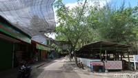 Saat pantai dibuka untuk wisatawa, pelancong bisa makan seafood dan olahan makanan rumahan lain di warung-warung yang tersebar di pantai ini. (Pradito Rida Pertana/detikcom)