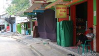 Toko suvenir juga berderet-deret ada di sepanjang jalan memasuki kawasan Pantai Kukup. (Pradito Rida Pertana/detikcom)