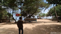 Di pantai ini juga banyak pohon rindang, lho. Jadi, buat wisatawan yang puas main pasir dan air di laut bisa neduh. (Pradito Rida Pertana/detikcom)