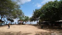 Pantai Kukup memiliki spot bukit karang yang membentuk sebuah pulau kecil yang menjorok ke lautan. Namanya, Pulau Jumpino. (Pradito Rida Pertana/detikcom)