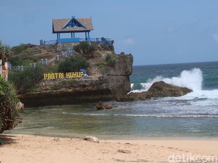 Pantai Kukup Jeda Sejenak dari Riuh Wisatawan