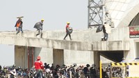 Sejumlah pekerja sedang berjalan di bagian selasar depan Masjid Al Jabbar.