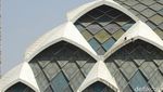 Pekerja Gelantungan Bersihkan Eksterior Masjid Al Jabbar Bandung