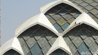 Pekerjaan konstruksi itu akan dikerjakan oleh konsorsium kontraktor Adhi Karya dan HK. Kang Emil mengatakan, masjid dengan konsep terapung itu, akan dilengkapi dengan museum Rasulullah dan museum Alquran di lantai dasarnya.