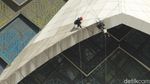 Pekerja Gelantungan Bersihkan Eksterior Masjid Al Jabbar Bandung