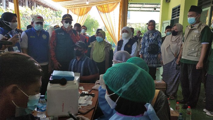 Pemprov Jatim Gelar 57 Ribu Dosis Vaksinasi Serentak SMA/SMK se-Jatim, Khofifah Maksimalkan Kesiapan PTM Terbatas