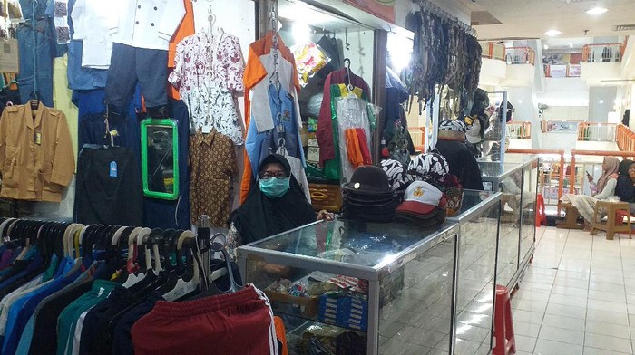 penjual seragam sekolah di Pasar Wonokromo