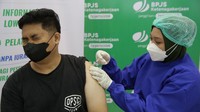 Petugas menyuntikan vaksin Covid-19 kepada pekerja saat pelaksanaan vaksinasi untuk serikat pekerja yang diselenggarakan oleh BP Jamsostek.