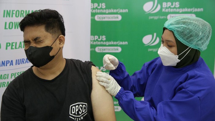 Dalam rangka mendukung pemerintah dalam penanganan pandemi COVID-19, BP Jamsostek menggelar kegiatan vaksinasi kepada Serikat Pekerja/Serikat Buruh.