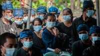 Warga suku Baduy menunggu giliran untuk perekaman data KTP Elektronik.