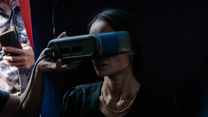 Warga Suku Baduy mengikuti proses perekaman data retina mata untuk KTP Elektronik di Kampung Cijahe, Lebak, Banten, Sabtu (28/8/2021). Perekaman data dengan cara mendatangi permukiman Suku Baduy tersebut dilakukan Kementerian Dalam Negeri guna memudahkan serta membantu mereka dalam pelayanan administrasi kependudukan serta pemutakhiran data kependudukan. ANTARA FOTO/Muhammad Bagus Khoirunas/aww.