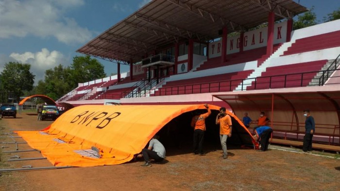 Persiapan lokasi vaksinasi di Stasion Menak Sopal Trenggalek