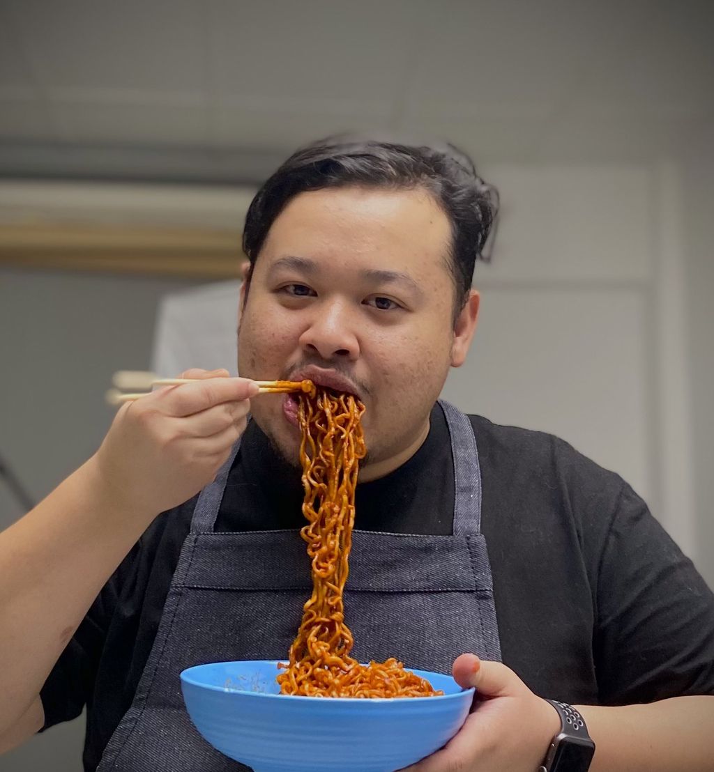 Pesan Lukisan Online Pakai Contoh Foto Saat Makan Mie, Hasilnya Bikin Ngakak