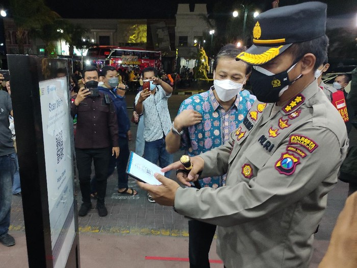 Polisi Sidoarjo Pantau Penerapan Aplikasi PeduliLindungi bagi Pengunjung Mal
