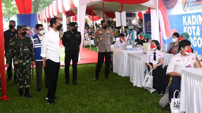 Presiden Jokowi meninjau Vaksinasi Kolaborasi Kebangsaan di Kebun Raya Bogor, Jabar