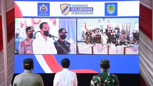 Presiden Jokowi meninjau Vaksinasi Kolaborasi Kebangsaan di Kebun Raya Bogor, Jabar