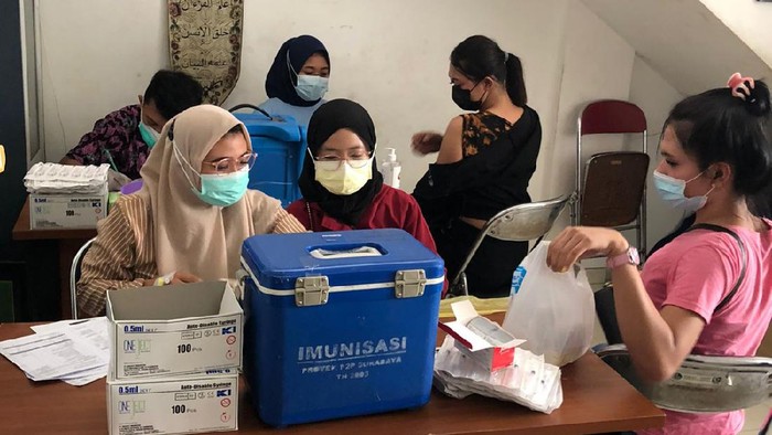 Puluhan Waria Ikuti Vaksinasi COVID-19 yang Digelar HMI Cabang Surabaya