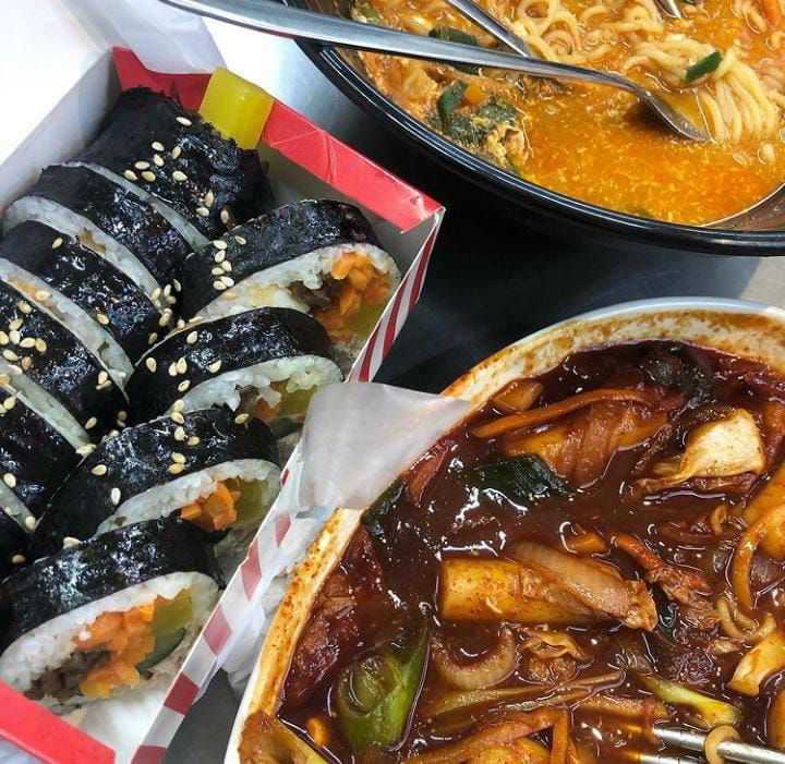 Asyik! Belanja Di 5 Supermarket Korea Ini Bisa Cicip Tteokbokki dan Ramyeon Enak