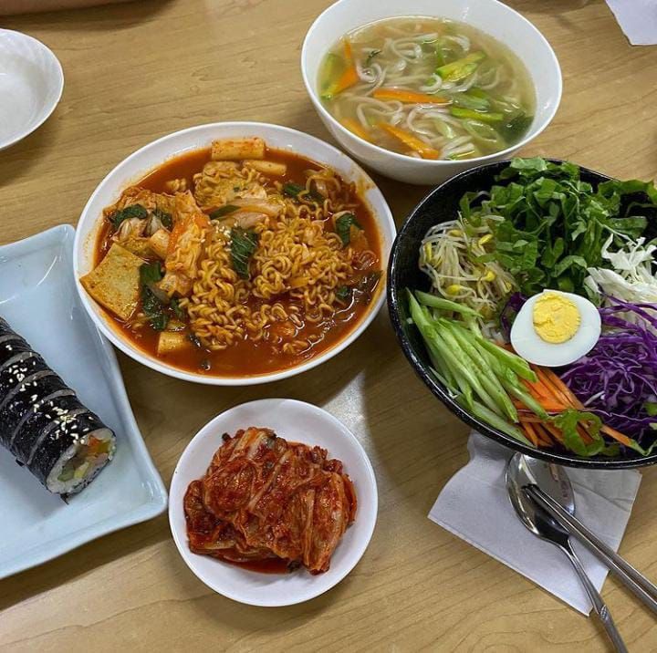 Asyik! Belanja Di 5 Supermarket Korea Ini Bisa Cicip Tteokbokki dan Ramyeon Enak