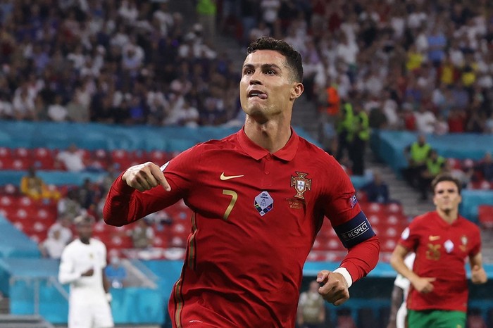 Ronaldo (FILES) In this file photo taken on June 23, 2021 Portugals forward Cristiano Ronaldo celebrates after scoring a second penalty kick during the UEFA EURO 2020 Group F football match between Portugal and France at Puskas Arena in Budapest on June 23, 2021. - Manchester United announced on Friday they have reached a deal to re-sign Cristiano Ronaldo from Juventus, 12 years after he left Old Trafford for Real Madrid. (Photo by BERNADETT SZABO / POOL / AFP)